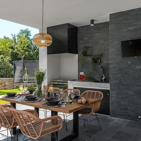 Line Villa